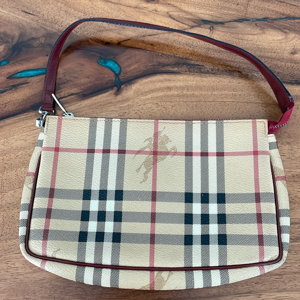 Burberry pochette in perfect condition.